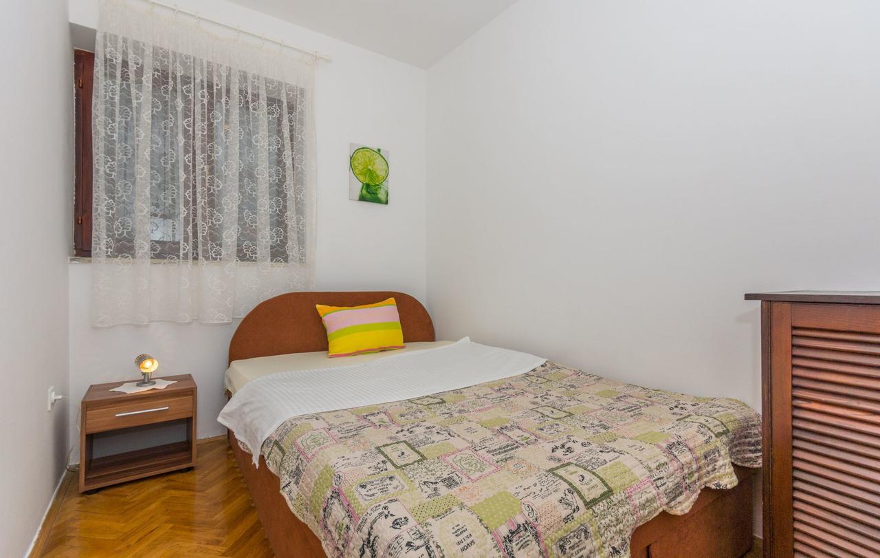 Apartment Domijan By El-Pi Tours Njivice Exterior foto